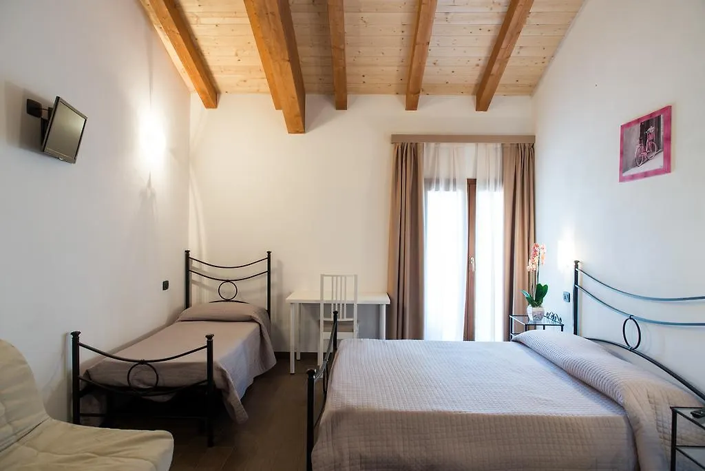 Agriturismo Chesini 카스텔누보델가다